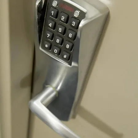 B&B Hotel Hyeres 酒店 2*