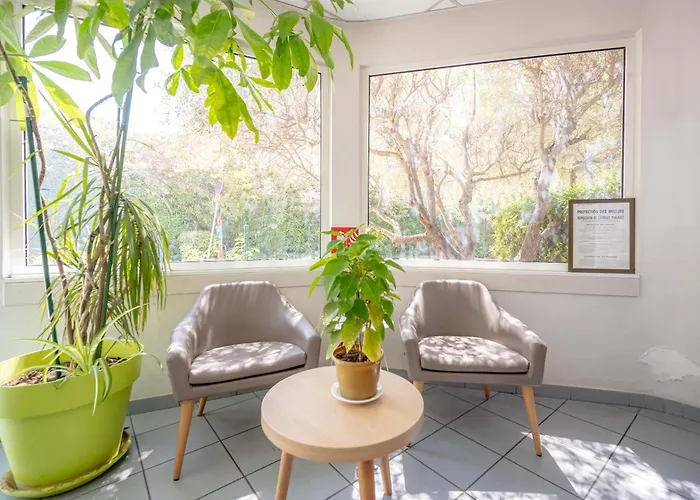 Hotel B&B HOTEL Hyères 2*