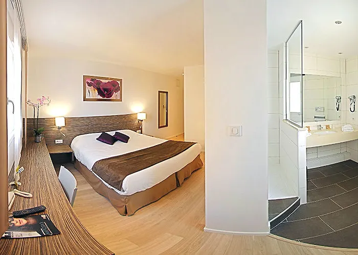 Hotel B&B HOTEL Hyères 2*