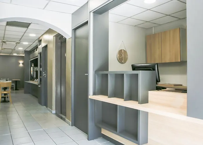 Hotel B&B HOTEL Hyères 2*