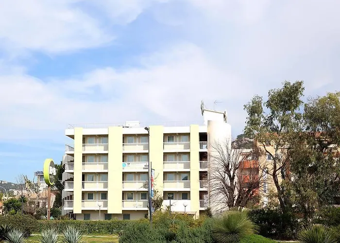 Hotell B&B Hotel Hyeres 2*