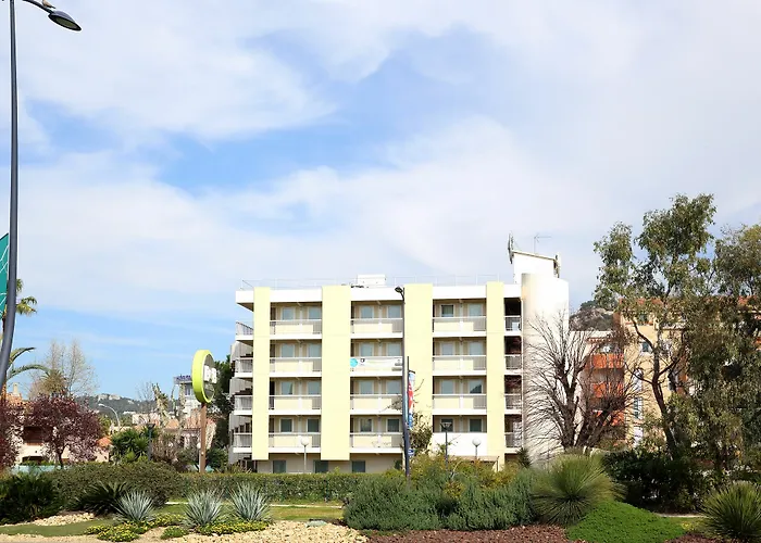 Hotell B&B Hotel Hyeres 2*